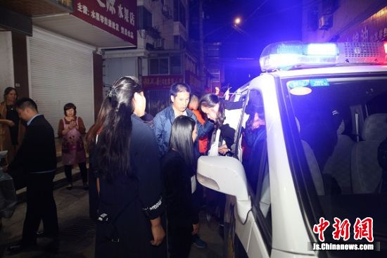 警方抓获多名犯罪嫌疑人。 夏禹 摄 警方抓获多名犯罪嫌疑人。 夏禹 摄