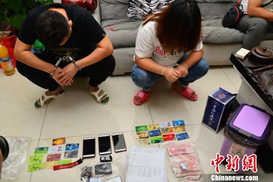 图为传销窝点清点现场 王勇 摄