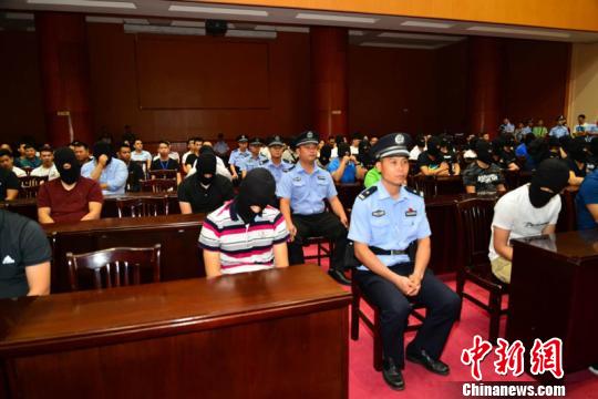 图为被抓获的传销人员 王勇 摄