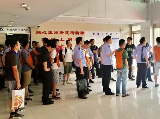 上海警方捣毁传销窝点。 &nbsp;澎湃新闻记者 杨帆 &nbsp;摄