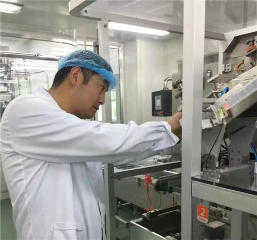 金诃藏药杜连平喜获“青海高原工匠”荣誉称号