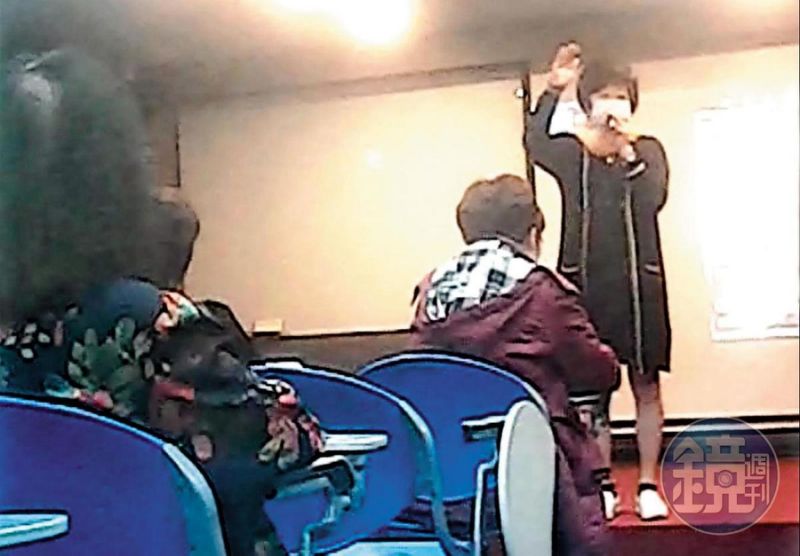 戴着口罩的张姓女子自称富南斯会员,负责替说明会暖场。(读者提供)