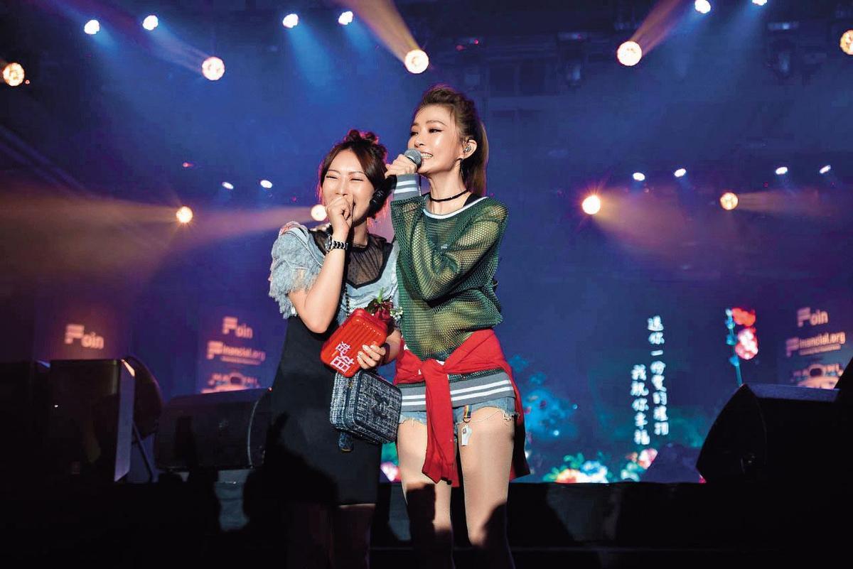 艺人谢金燕曾受邀在Financial.org于台湾举办的活动中演唱。(翻摄自Financial.org网站)