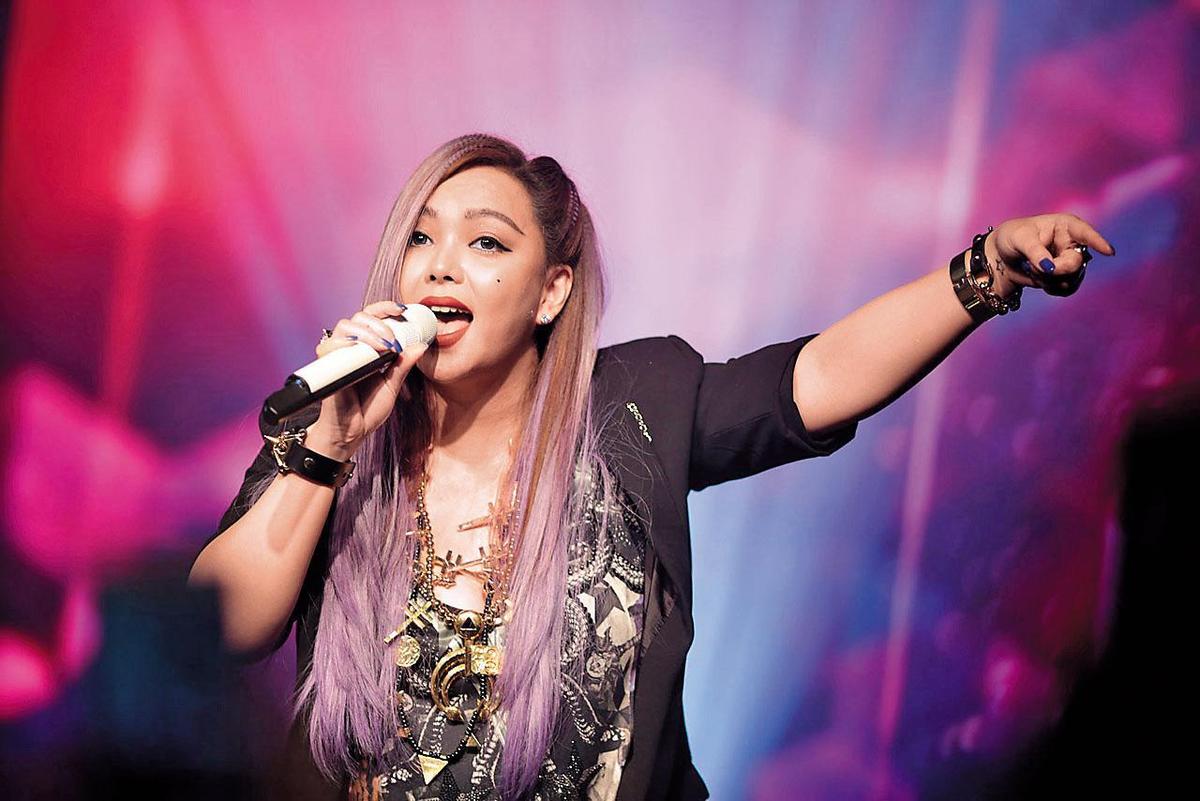 艺人张惠妹曾受邀前往新加坡,在Financial.org的开幕大会中演唱。(翻摄自Financial.org网站)