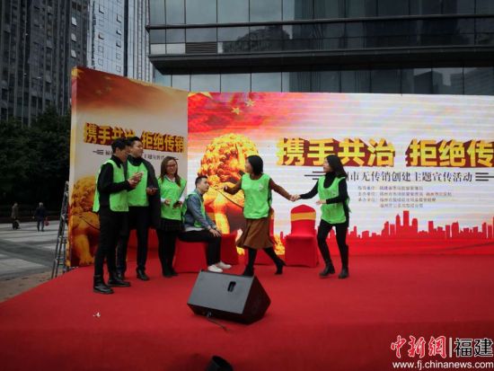 《神话终究会幻灭》小品引起众多群众围观。供图