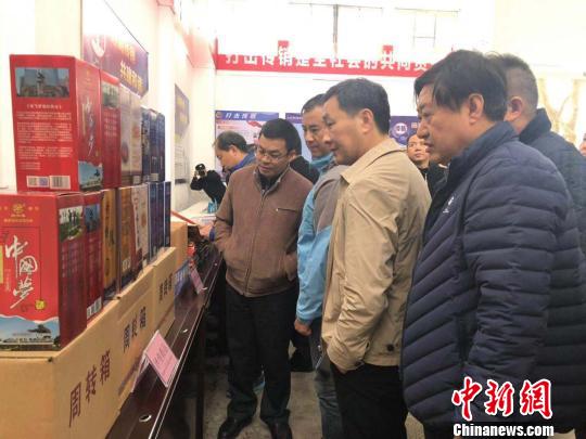 与会人员观看北海市银海区打传队查获的“传销酒”。 钟欣 摄 与会人员观看北海市银海区打传队查获的“传销酒”。 钟欣 摄