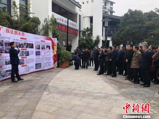 与会人员参观北海无传销小区。 钟欣 摄 与会人员参观北海无传销小区。 钟欣 摄