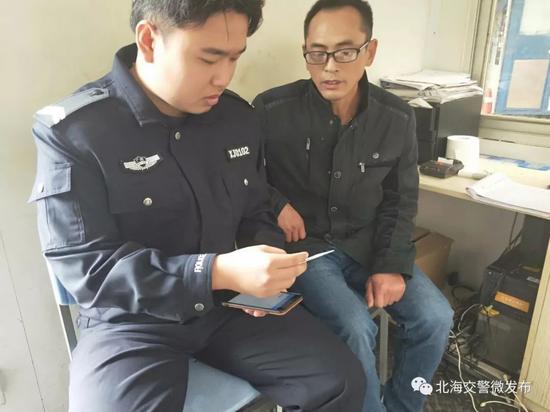 辅警曹贵清把男子带入大润发岗亭内休息