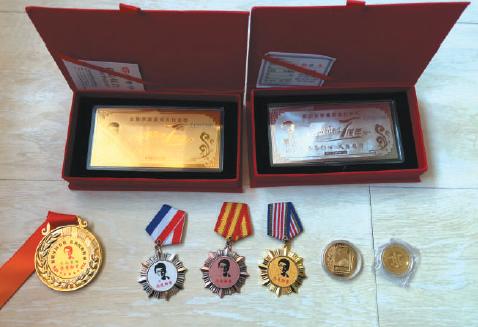 一名传销人员家中收藏的各种款式的“五行币”。 新京报记者 刘经宇 摄