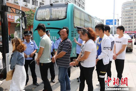 带回涉传人员 覃俞盛 摄