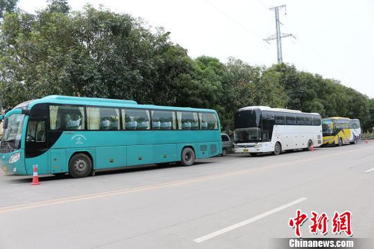涉案大客车 覃俞盛 摄