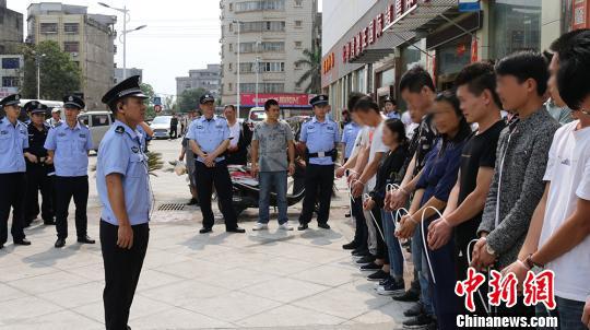 现场宣教 覃俞盛 摄