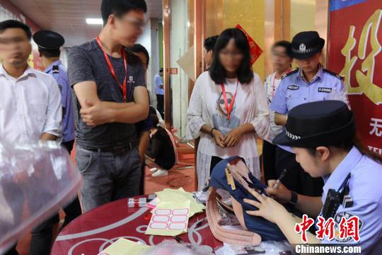 执法现场 覃俞盛 摄