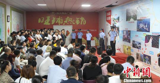 现场宣教 覃俞盛 摄