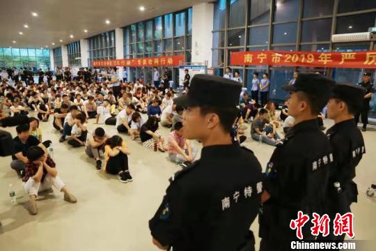 图为被抓获的涉传人员 劳运荣 摄