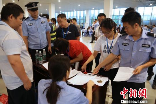 图为案件处置现场 劳运荣 摄