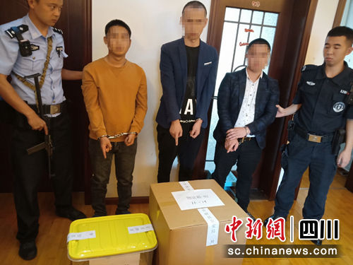 抓捕现场和扣押的涉案物品、资料等。