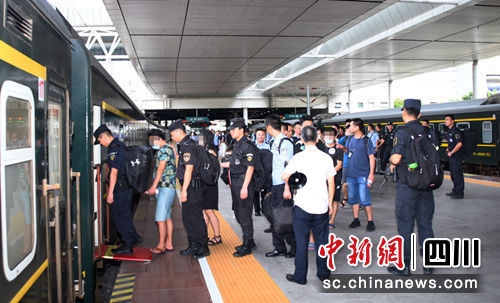 警方通过火车将涉案人员押解回川。