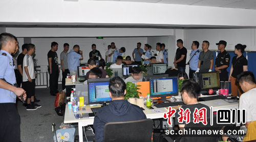 警方抓捕现场。