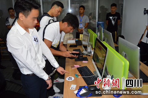 抓捕现场涉案人员指认。