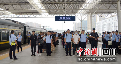 部分涉案人员押解抵达成都东站。