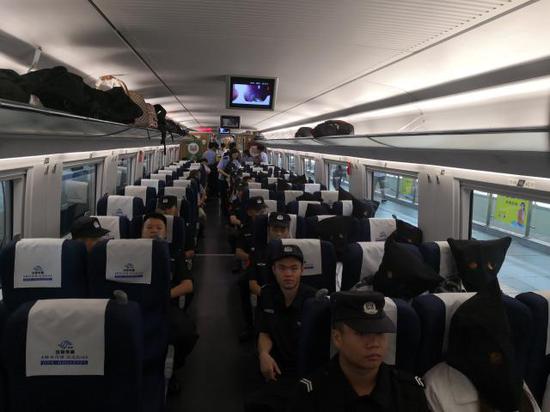 乐山警方乘火车将嫌犯押回乐山。新京报记者 李玉坤/摄