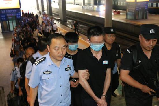 乐山警方将嫌犯押回乐山。新京报记者 李玉坤/摄