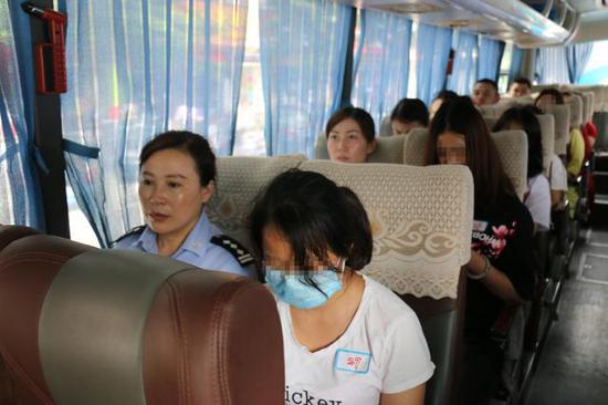 乐山警方将嫌犯押回乐山。新京报记者 李玉坤/摄