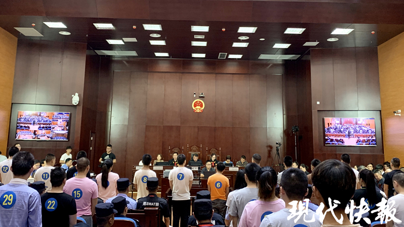 团伙自称与天津天狮合作以传销为名抢劫 53人受审