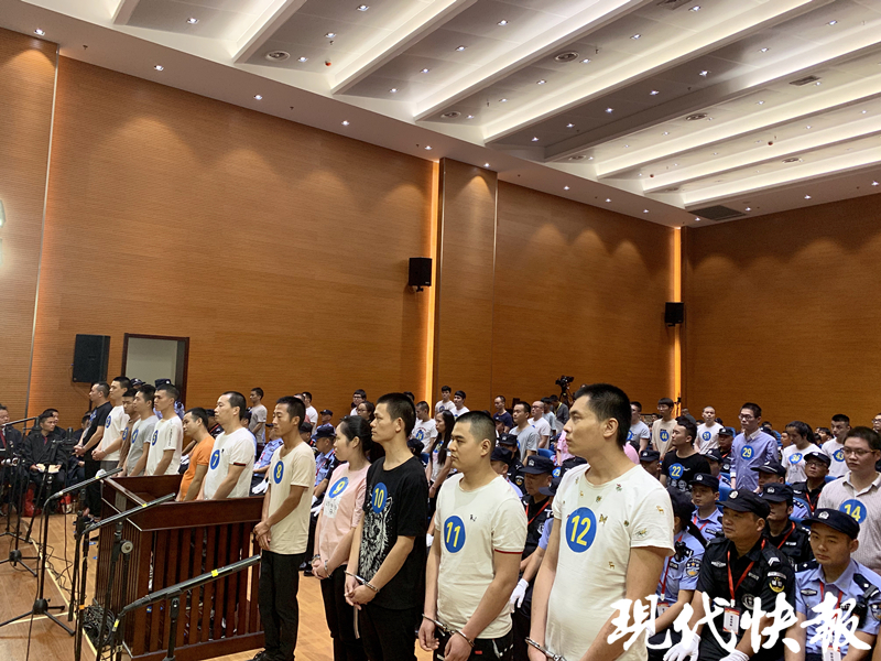 团伙自称与天津天狮合作以传销为名抢劫 53人受审