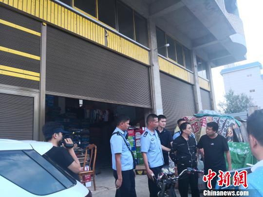 百色市公安局专案组在云南昆明警方的协助下抓获1名公安部A级通缉犯任治模。警方供图