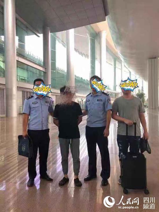 邹天天(化名)在机场被民警抓获。(图由警方提供)