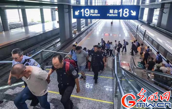 重庆警方捣毁两个跨境电信网络诈骗团伙,涉案金额超过200万元 重庆警方捣毁两个跨境电信网络诈骗团伙,涉案金额超过200万元