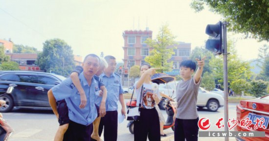 　　→雷锋派出所民警帮助走失老人找家。雷锋派出所供图
