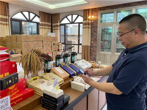 绿之韵集团董事长胡国安随湖南省政协调研组安乡调研